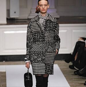 □$3,000 OSCAR DE LA RENTA COUTURE RUNW TWEED SILK COAT 10
